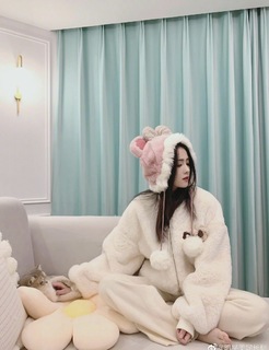 Lu Bai feet photo 3