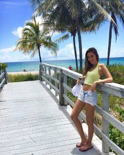 Luana Barrón feet photo thumbnail