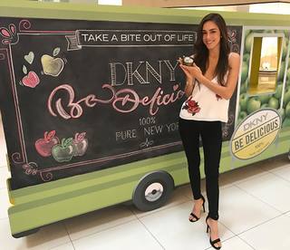 Luana Barrón feet photo thumbnail