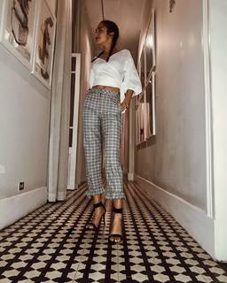 Luana Barrón feet photo thumbnail