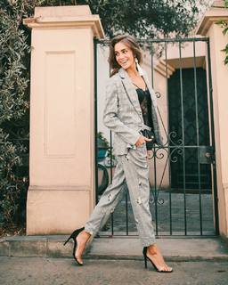 Luana Barrón feet photo thumbnail