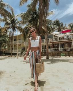 Luana Barrón feet photo thumbnail