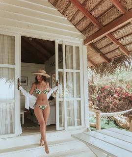 Luana Barrón feet photo thumbnail