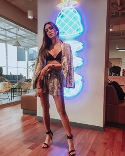 Luana Barrón feet photo thumbnail