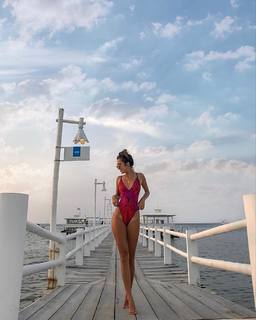 Luana Barrón feet photo thumbnail