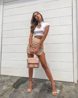 Luana Barrón feet photo thumbnail