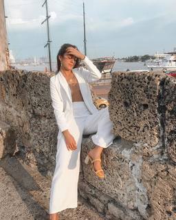 Luana Barrón feet photo thumbnail