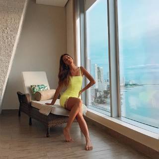 Luana Barrón feet photo thumbnail