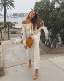 Luana Barrón feet photo thumbnail