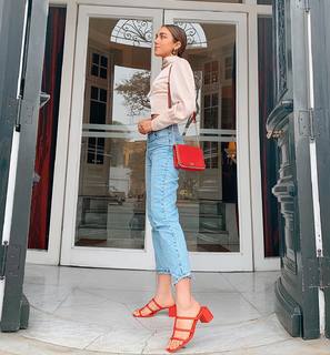 Luana Barrón feet photo thumbnail