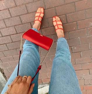 Luana Barrón feet photo thumbnail