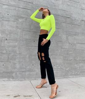 Luana Barrón feet photo thumbnail