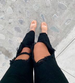 Luana Barrón feet photo thumbnail