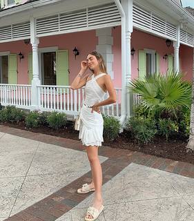 Luana Barrón feet photo thumbnail