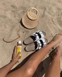 Luana Barrón feet photo thumbnail