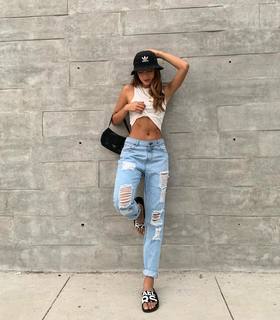 Luana Barrón feet photo thumbnail