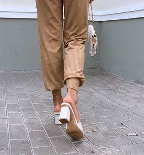 Luana Barrón feet photo thumbnail