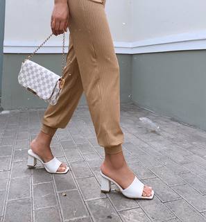 Luana Barrón feet photo thumbnail