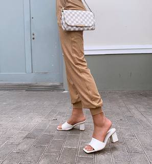 Luana Barrón feet photo thumbnail