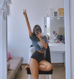 Luana Barrón feet photo thumbnail