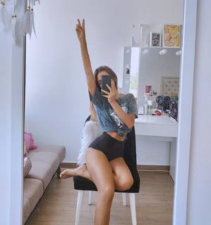 Luana Barrón feet photo thumbnail