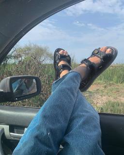 Luana Barrón feet photo thumbnail