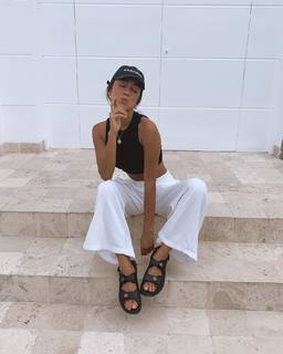 Luana Barrón feet photo thumbnail