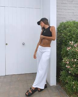 Luana Barrón feet photo thumbnail