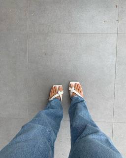 Luana Barrón feet photo thumbnail