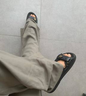 Luana Barrón feet photo thumbnail