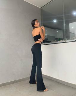 Luana Barrón feet photo thumbnail