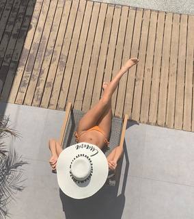 Luana Barrón feet photo thumbnail