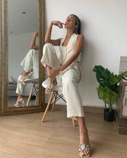 Luana Barrón feet photo thumbnail