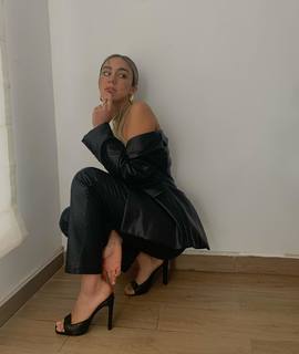 Luana Barrón feet photo thumbnail