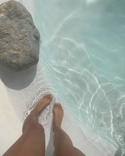 Luana Barrón feet photo thumbnail