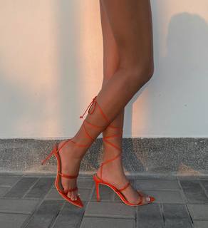 Luana Barrón feet photo thumbnail