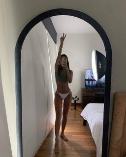 Luana Barrón feet photo thumbnail