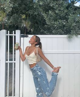 Luana Barrón feet photo thumbnail