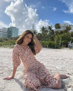 Luana Barrón feet photo thumbnail