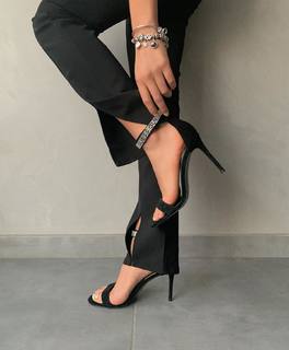 Luana Barrón feet photo thumbnail