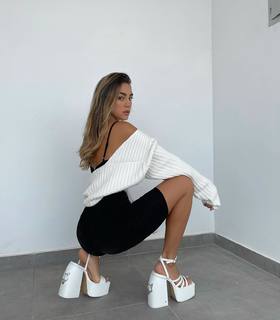 Luana Barrón feet photo thumbnail