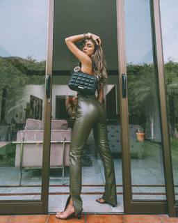 Luana Barrón feet photo thumbnail