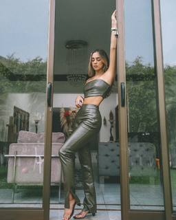 Luana Barrón feet photo thumbnail