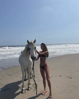 Luana Barrón feet photo thumbnail