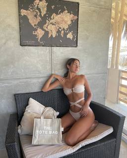 Luana Barrón feet photo thumbnail