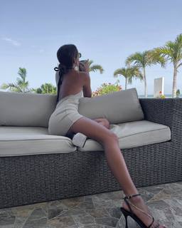 Luana Barrón feet photo thumbnail