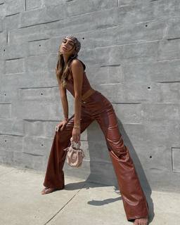 Luana Barrón feet photo thumbnail