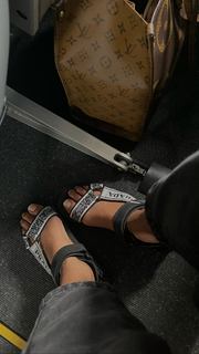 Luana Barrón feet photo thumbnail