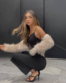 Luana Barrón feet photo thumbnail