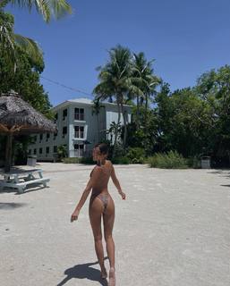 Luana Barrón feet photo thumbnail